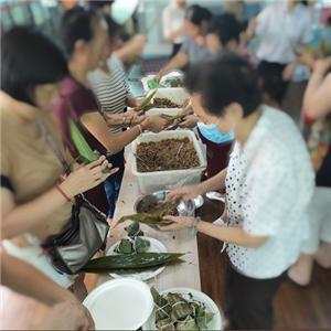 Dragon Boat Festival jarduerak arroz dumpling ontziratzeko